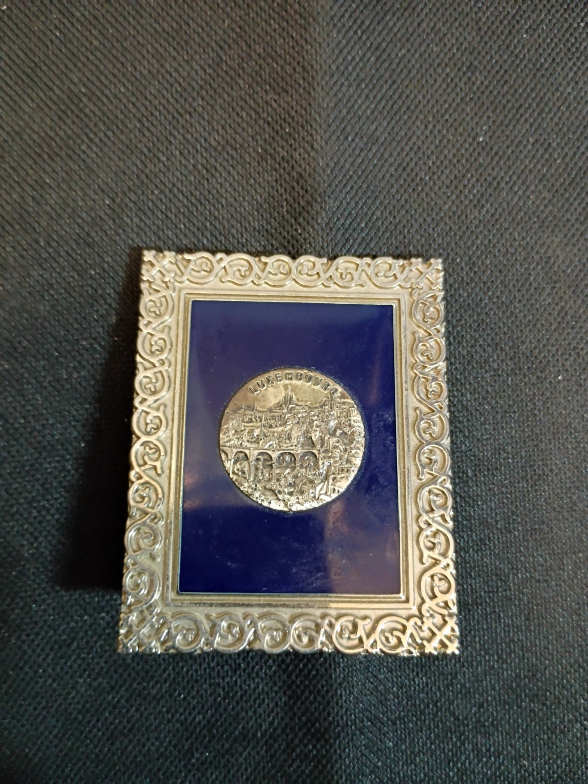 Vtg. Souvenir Engraved Medallion of Luxembourg. Decorative Frame 2\