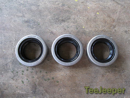 3 x new Oil seal transfer gear M151 A1 7996802 - no sleeve required