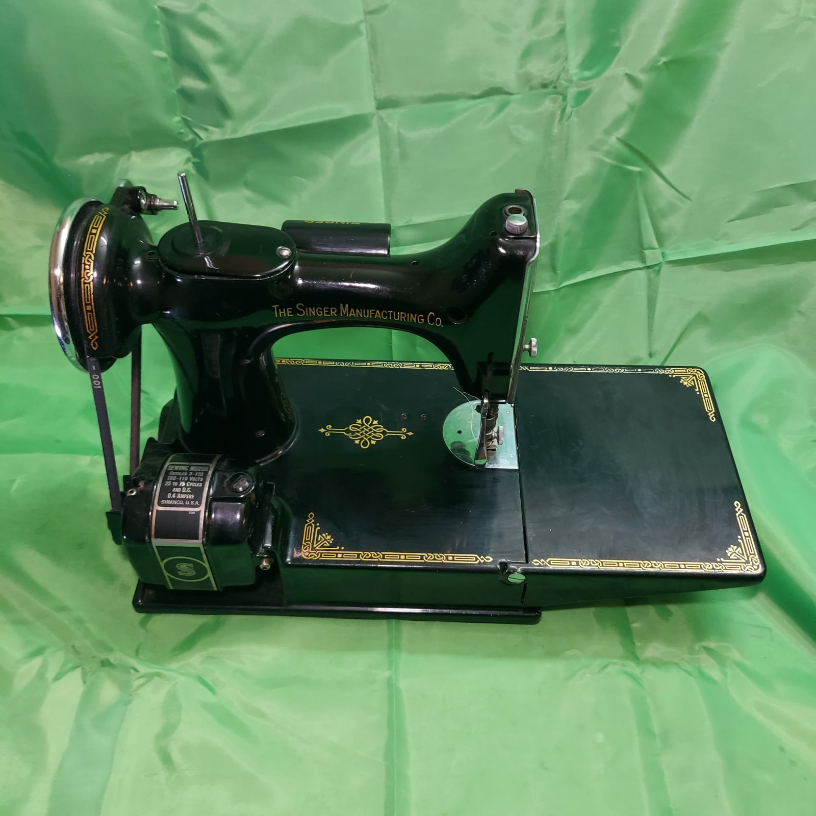 Vintage Singer 221 Featherweight Sewing Machine With Carrying Case & Accessories