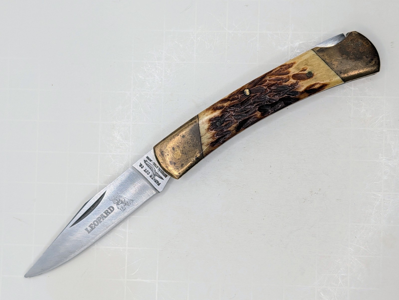 VINTAGE PARKER CUT CO Jigged Bone LEOPARD LOCKBACK KNIFE Brass Bolsters Japan