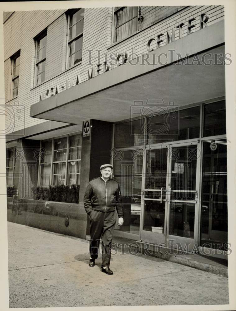 1963 Press Photo Longshoreman leaves New York Shipping Association clinic