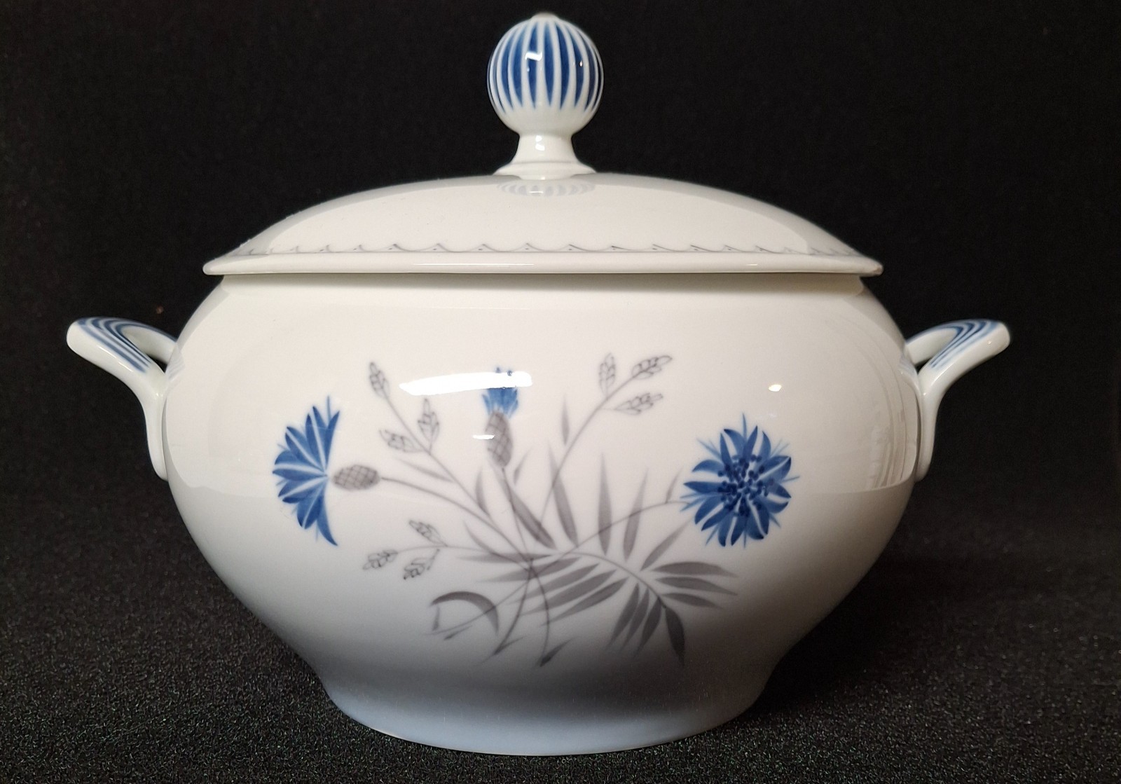 Bing & Grondahl Demeter Cornflower Lidded Tureen Denmark Blue White Porcelain Bing & Grondahl Demeter Cornflower Lidded Tureen Denmark Blue White Porcelain