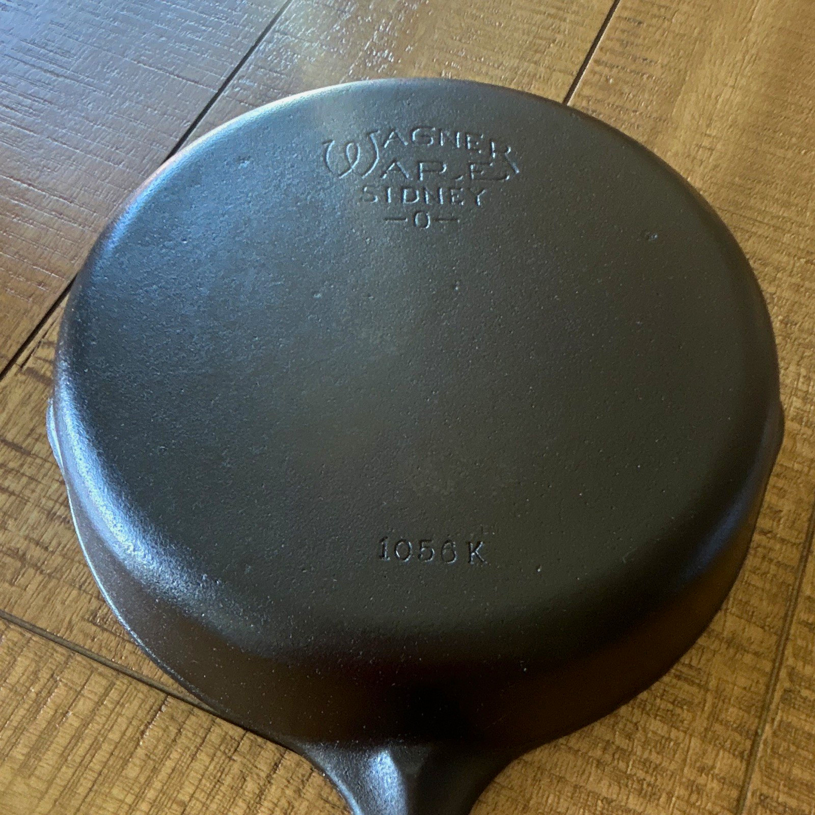 Wagner Ware Sidney -O- 1056K Cast Iron Frying Pan Skillet Long Handle Pour Spout