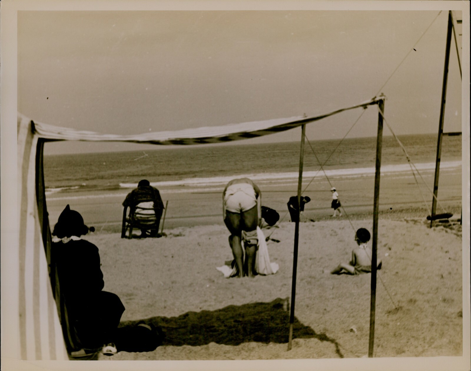 GA38 Original Photo WOMAN\'S BACKSIDE Bent Over at Beach France Sunbathing Body GA38 Original Photo WOMAN\'S BACKSIDE Bent Over at Beach France Sunbathing Body