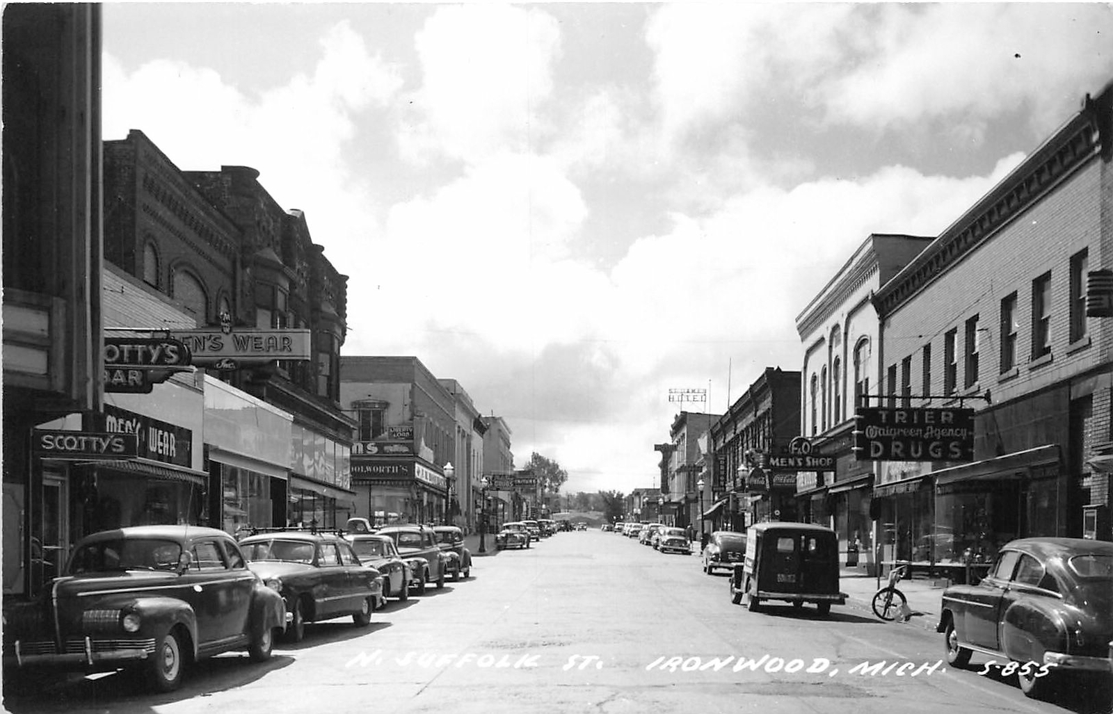 H50/ Ironwood Michigan RPPC Postcard 1953 Suffolk Ave Stores Autos 6