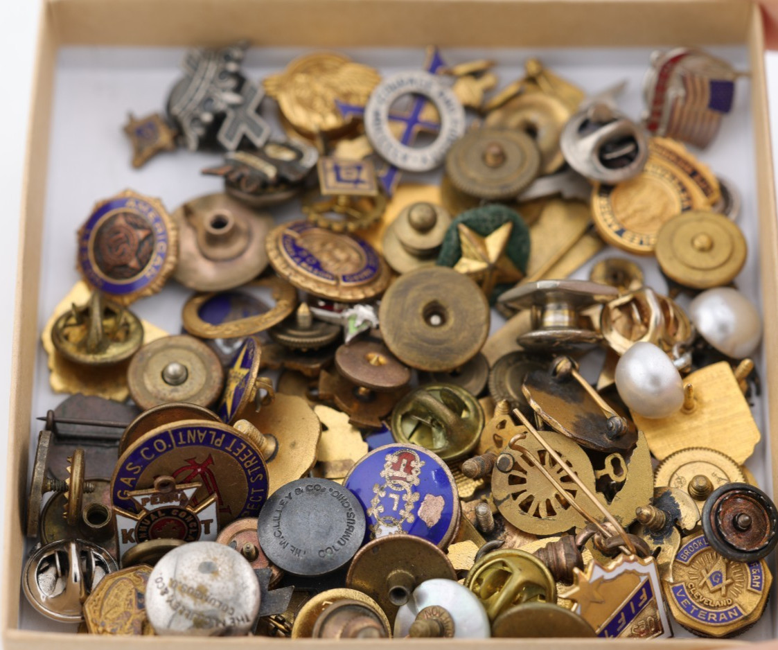 LARGE LOT OF MASONIC FRATERNAL, MILITARY  SCREWBACK LAPEL PINS (FR)