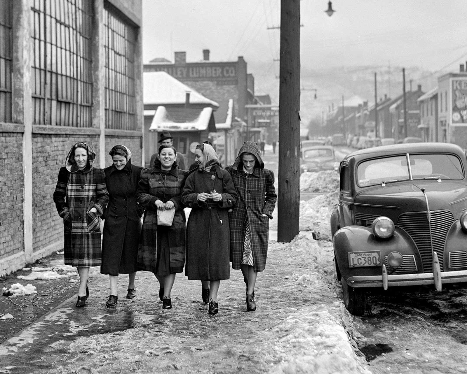 1941 AMBRIDGE PA FACTORY WORKERS WALKING TO WORK Photo WINTER SCENE  (192-M)
