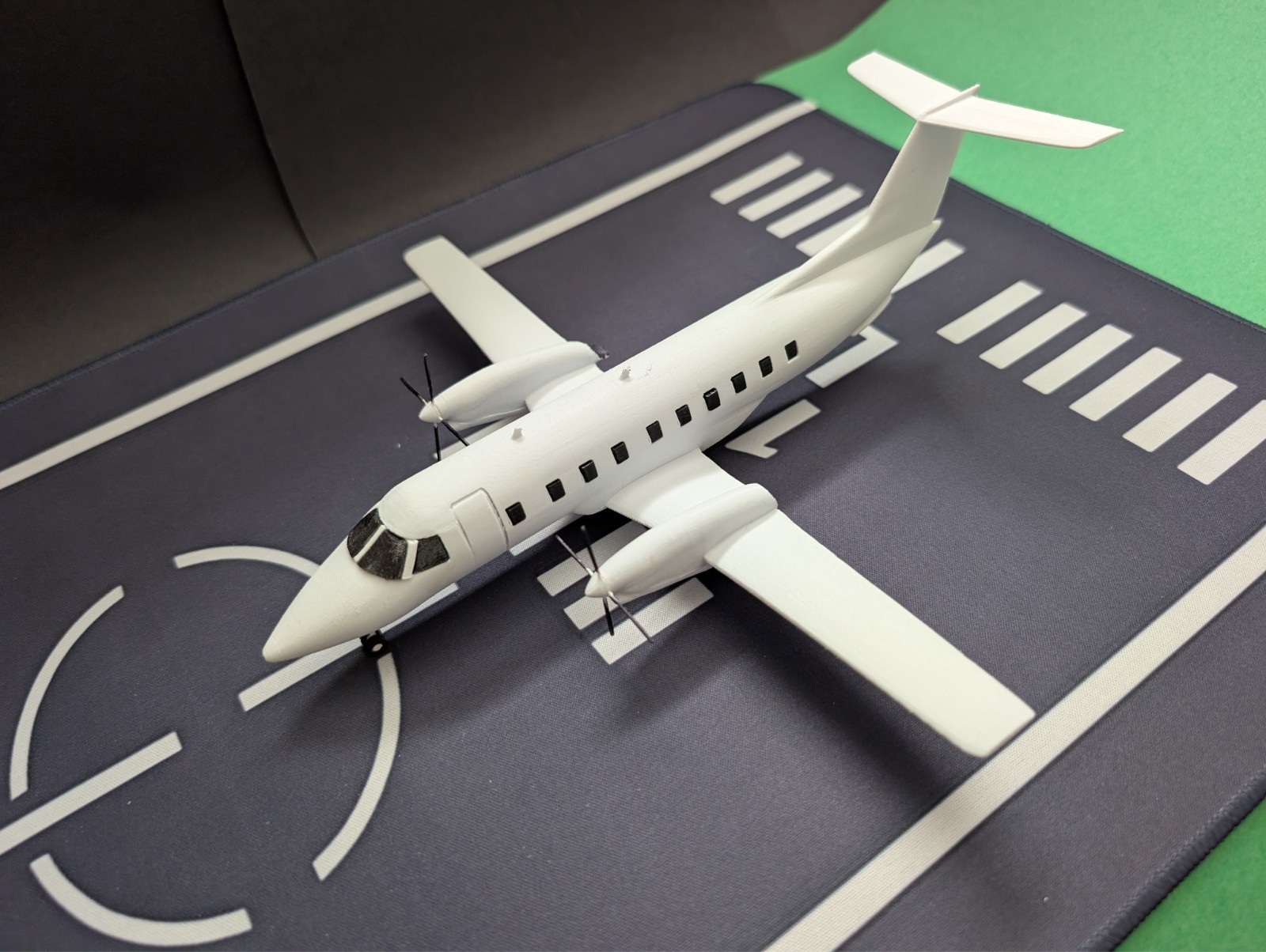 HO 1:87 scale Embraer EMB 120 Brasilia regional airliner puddle jumper