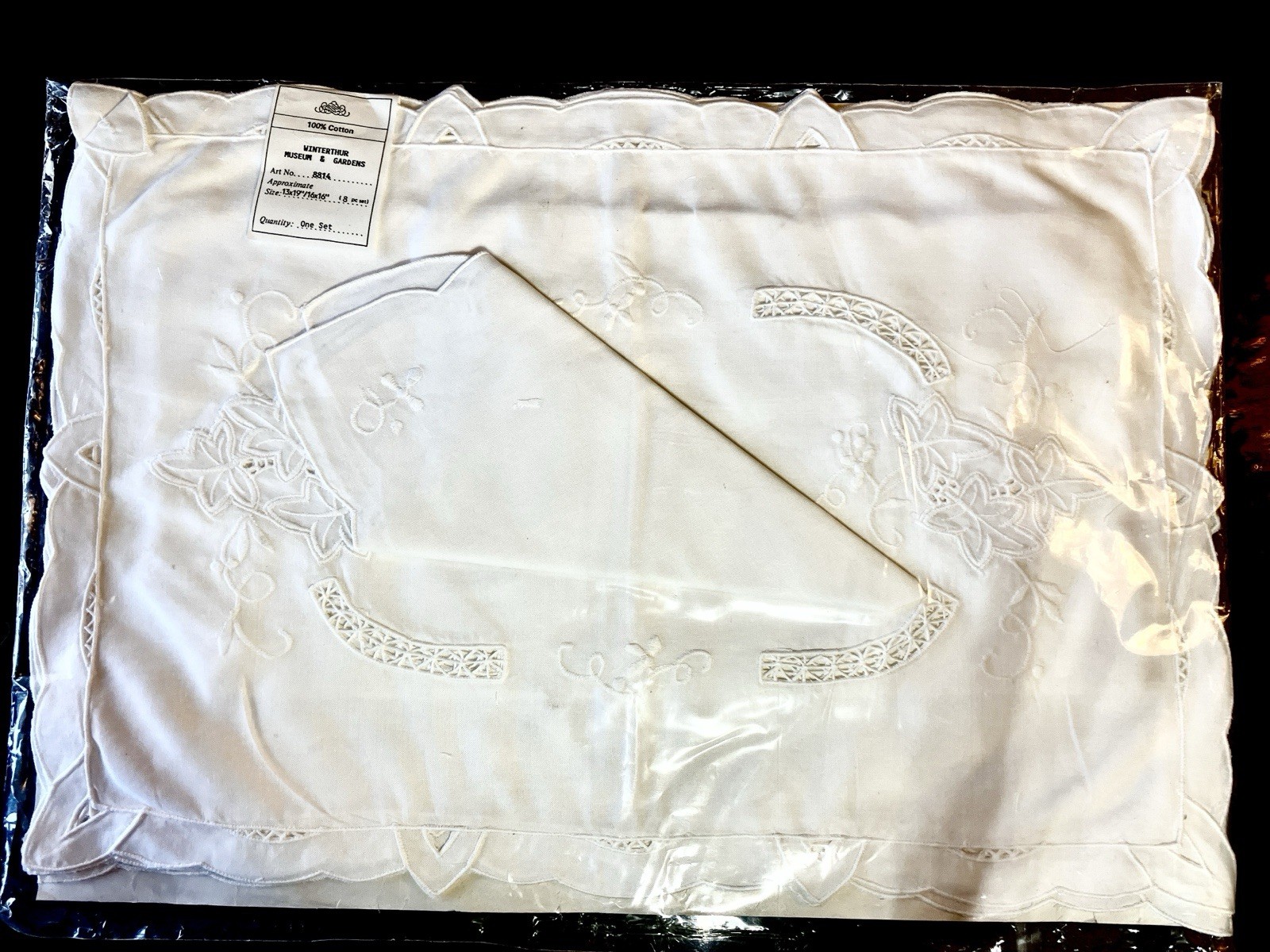 White Cotton Embroidered Leaf/Clover Design - 4 Placemats 13x19” Napkins 16x16”