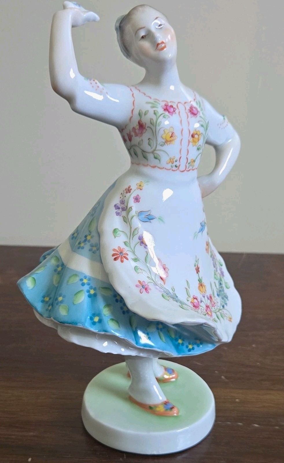 Vintage Zsolnay Pécs Hungary Porcelain Hungarian Folk Dancer Figurine Mod 17 Vintage Zsolnay Pécs Hungary Porcelain Hungarian Folk Dancer Figurine Mod 17