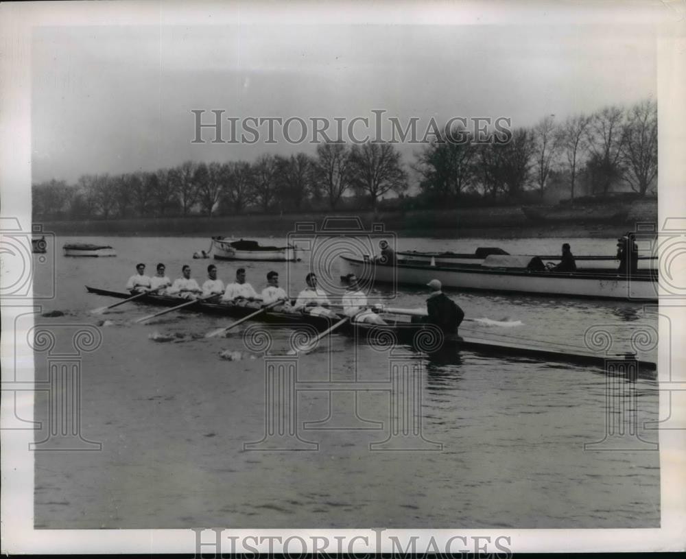 1949 Press Photo Cambridge crew trains on the Thames near Putney - net18755
