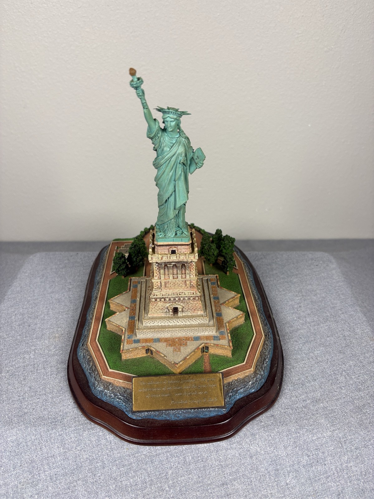 Danbury Mint Statue of Liberty Sculpture Landmark Display Wood Base Danbury Mint Statue of Liberty Sculpture Landmark Display Wood Base