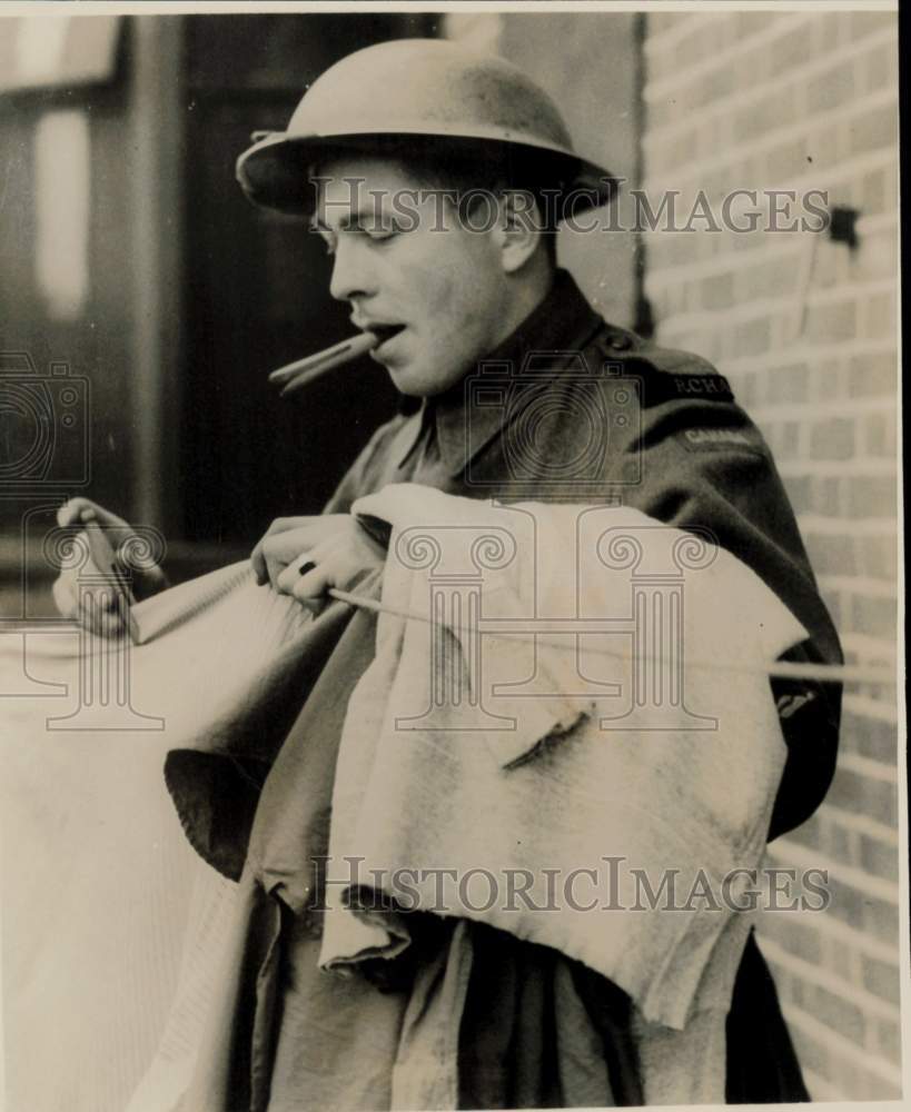 1940 Press Photo Gunner R.L. Long of Manitoba takes time out for laundry