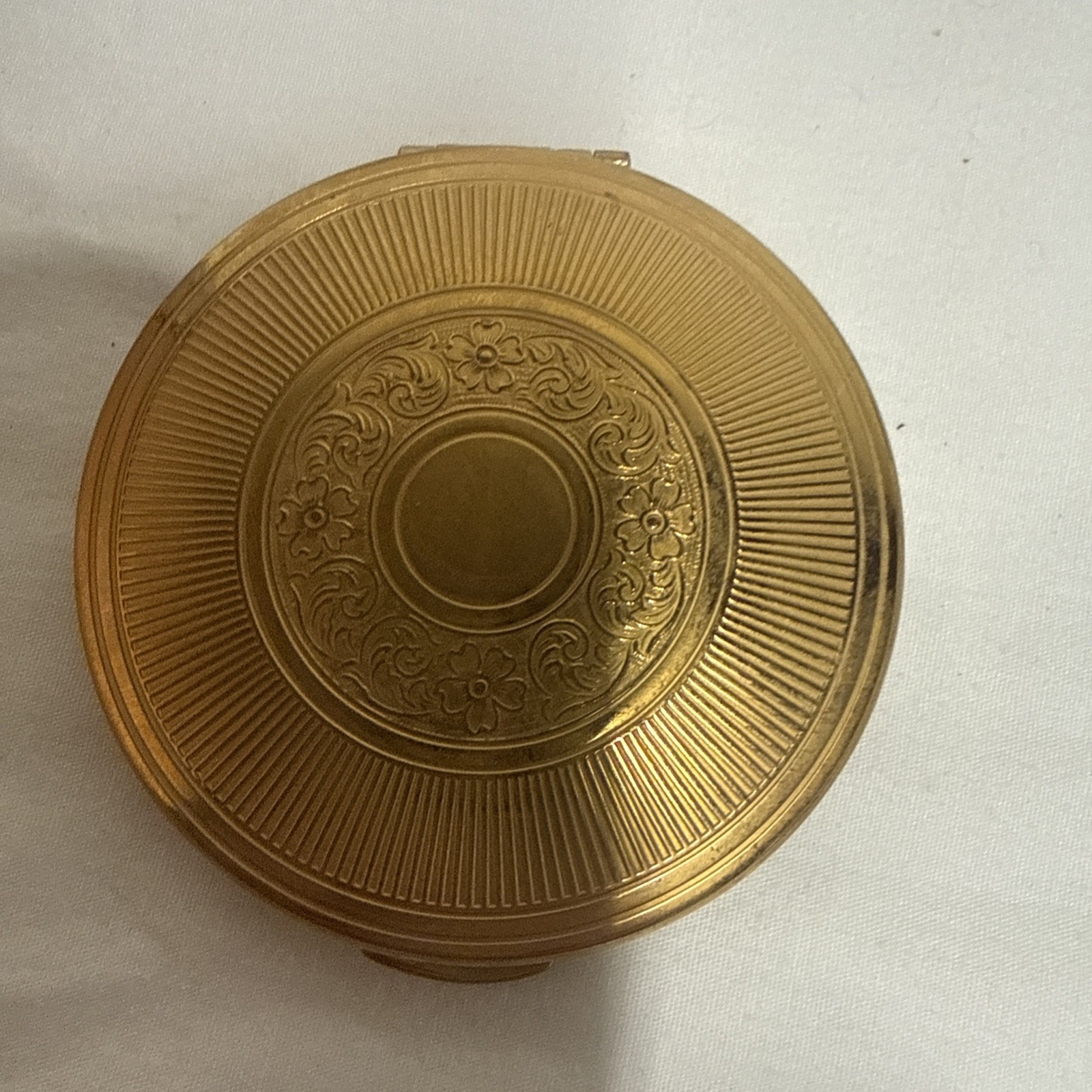 Vintage KIGU Of London Gold Toned Round England Compact Powder & Screen Vintage KIGU Of London Gold Toned Round England Compact Powder & Screen