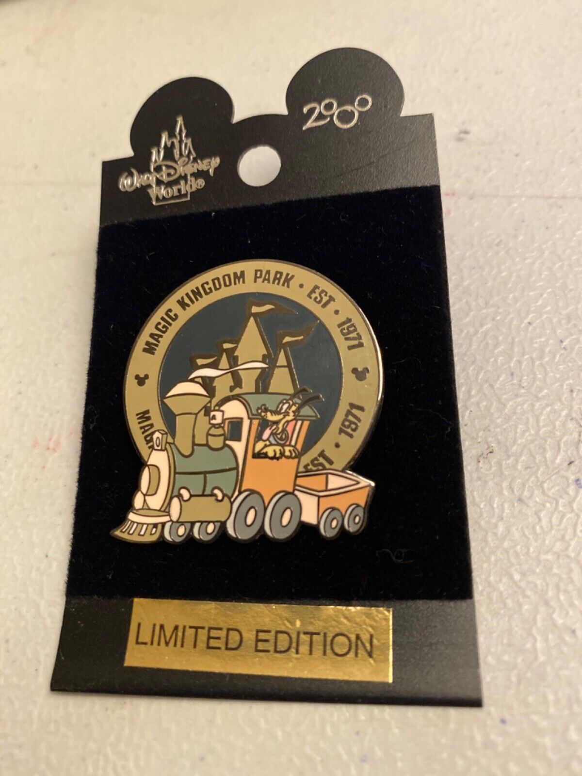 Disney Magic Kindom est 1971 Pin Badge Pluto in a Train Cinderella Castle 2000