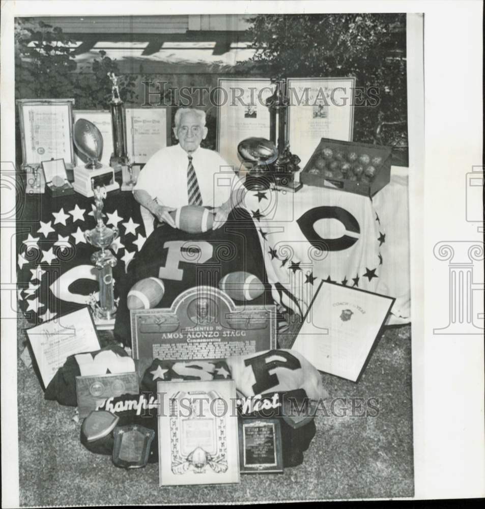 1959 Press Photo Football legend Amos Alonzo Stagg with trophies in his home