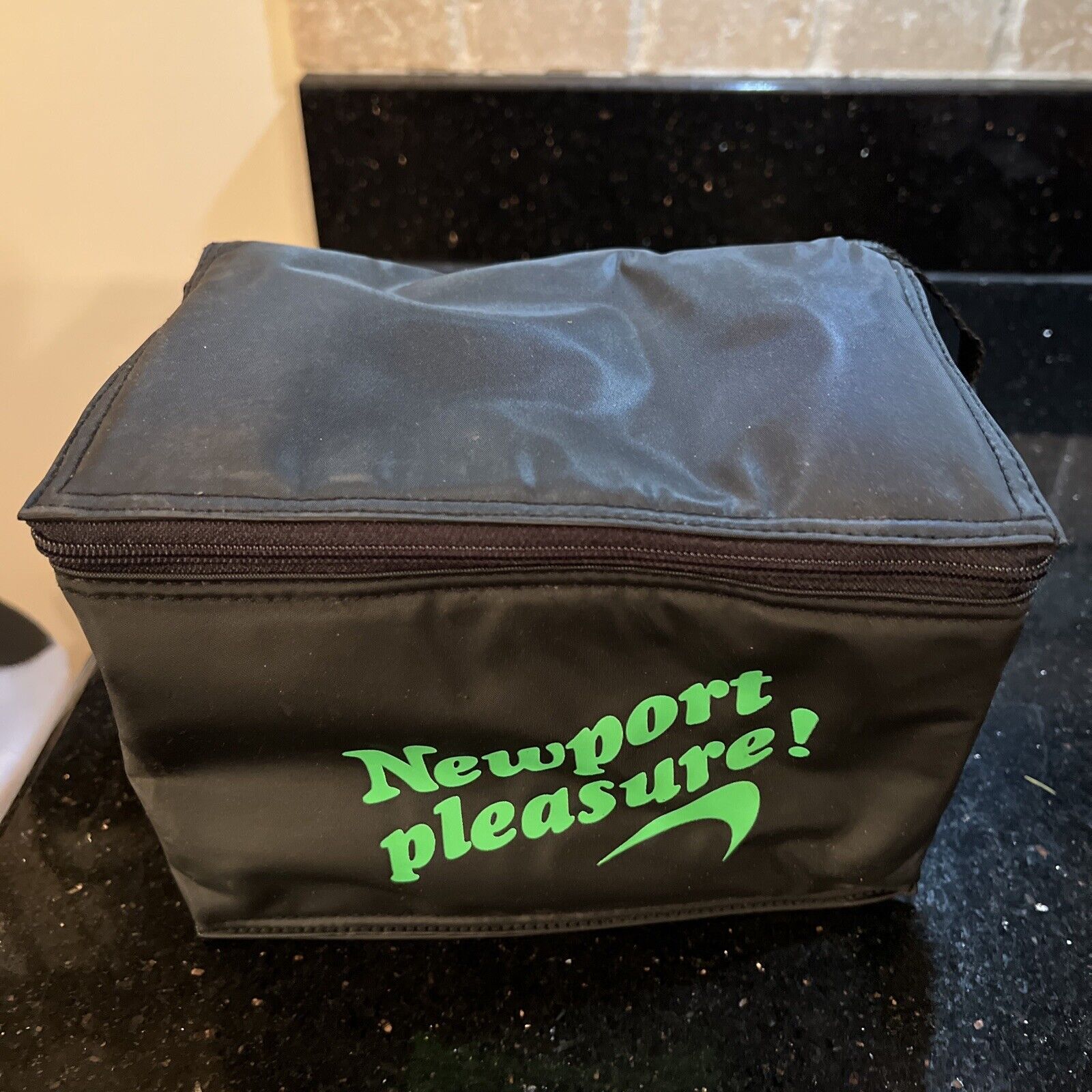 Vintage Newport Pleasure Black Lunch Box 6 Pack insulated collapsable Cooler