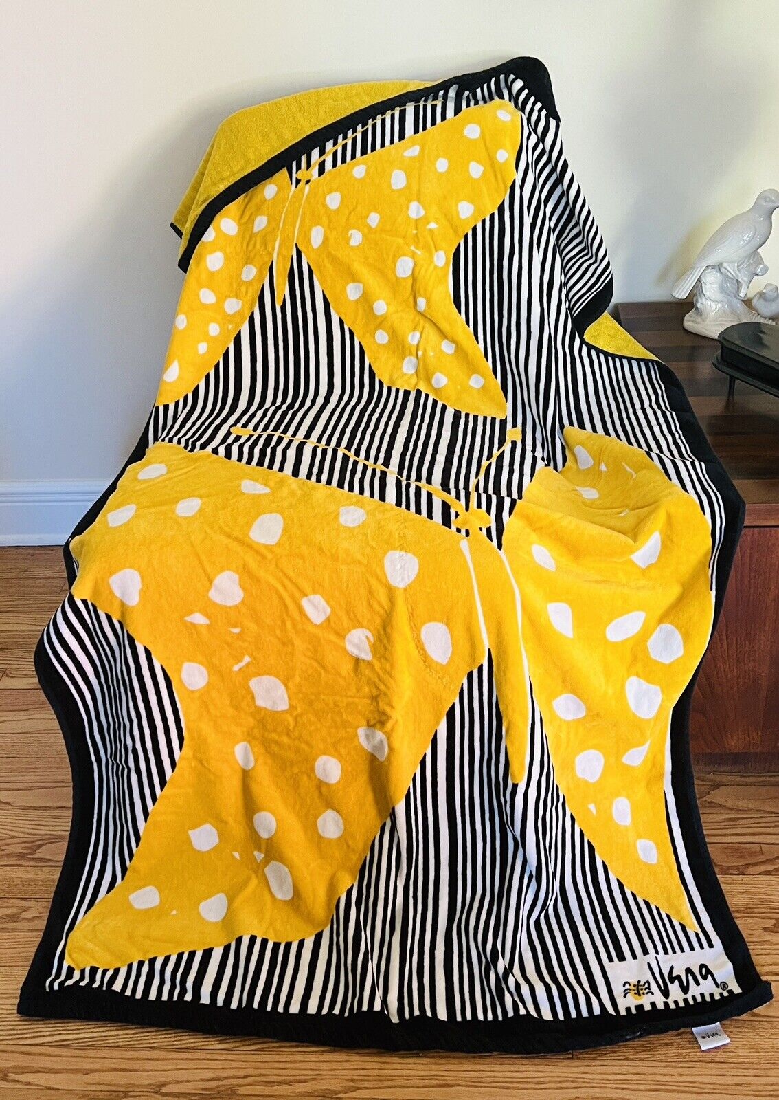 Vera Bradley Beach Towel Ltd Ed  Yellow Butterfly Dots Black White Large.  NWT