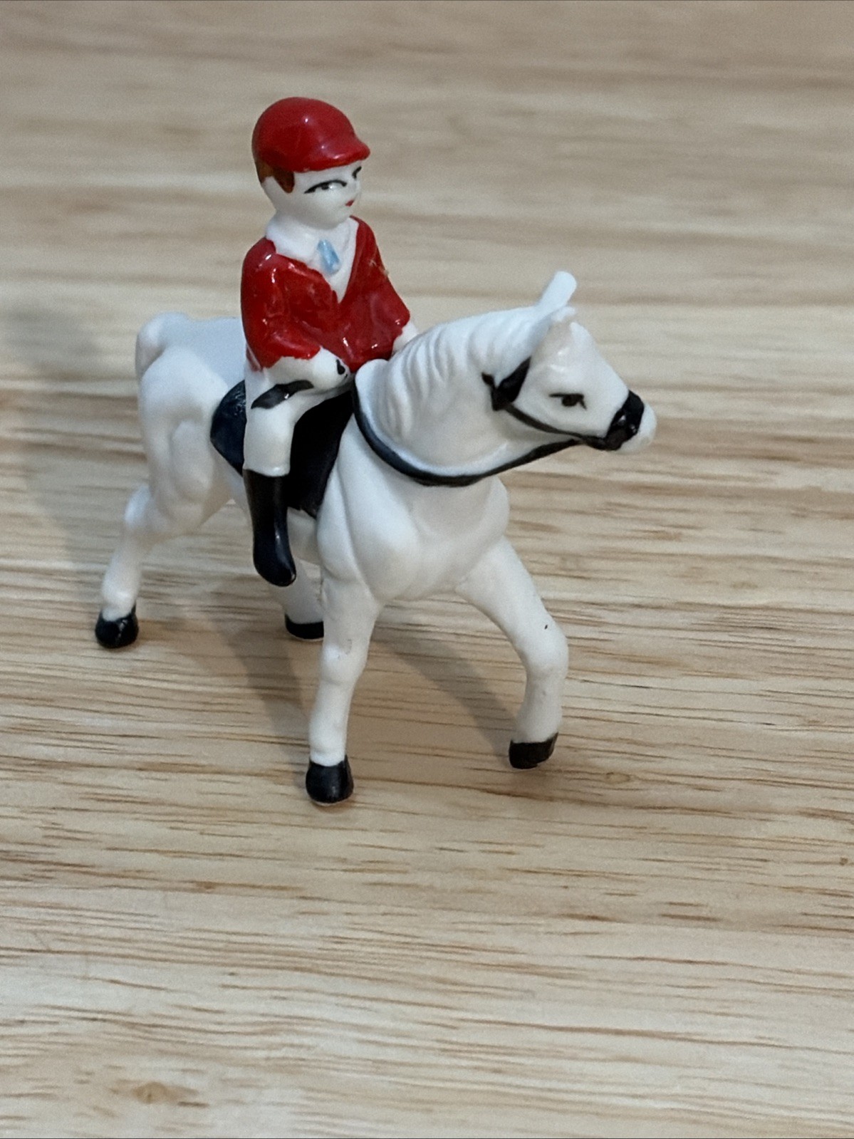 CERAMIC EQUESTRIAN WHITE HORSE JOCKEY HORSERACING MINI FIGURINE