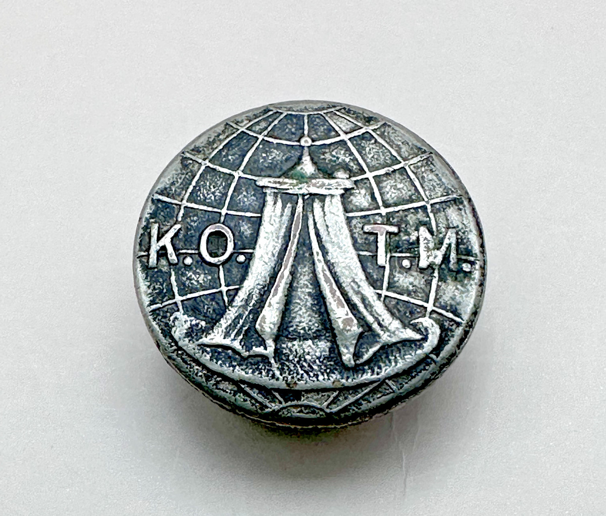 VINTAGE K.O.T.M. KNIGHTS OF MACCABEES LAPEL BUTTON A789
