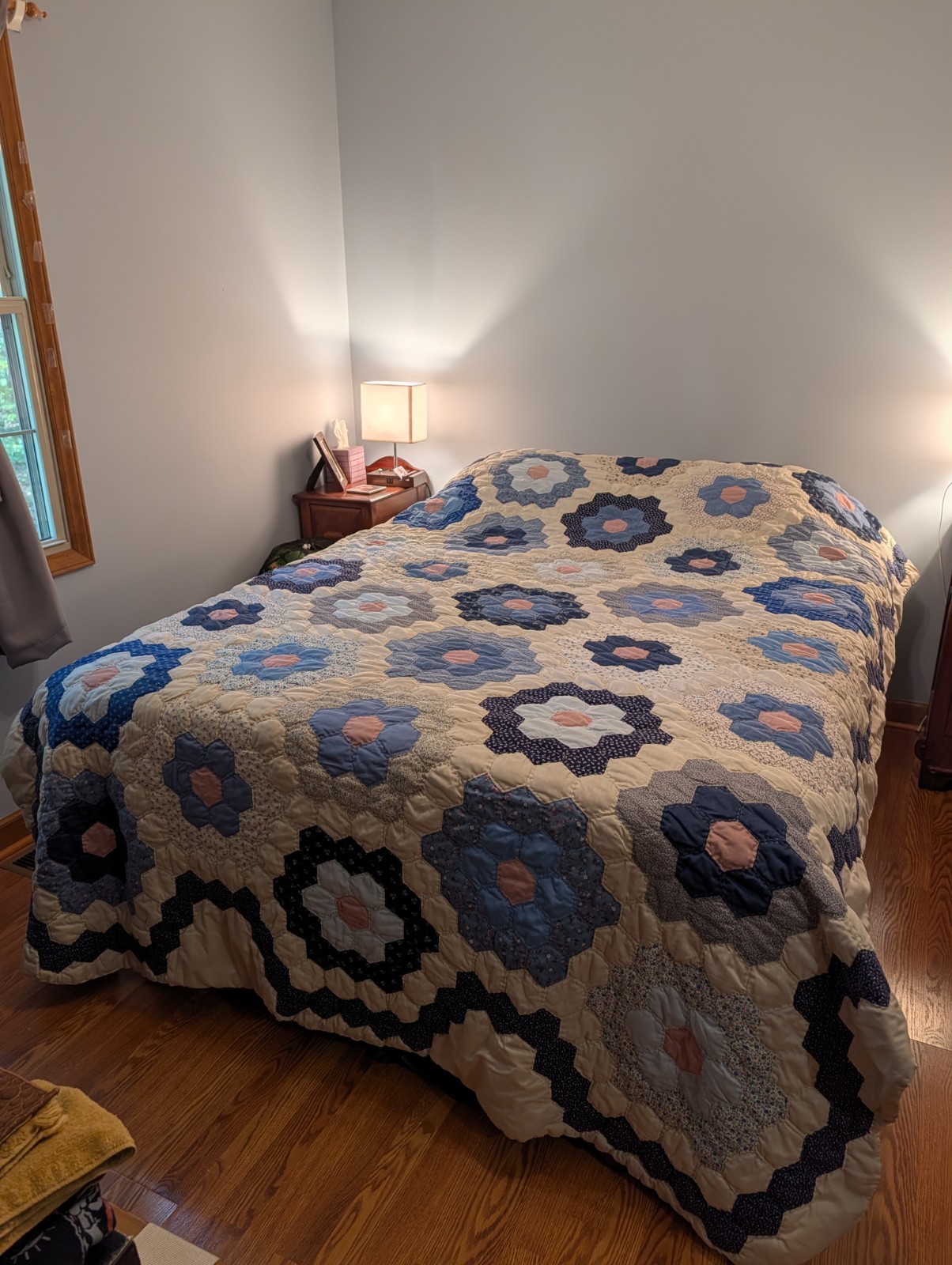 Vintage Grandmother’s Flower Garden Quilt 111”x78” Hexagons Beautiful Heirloom 