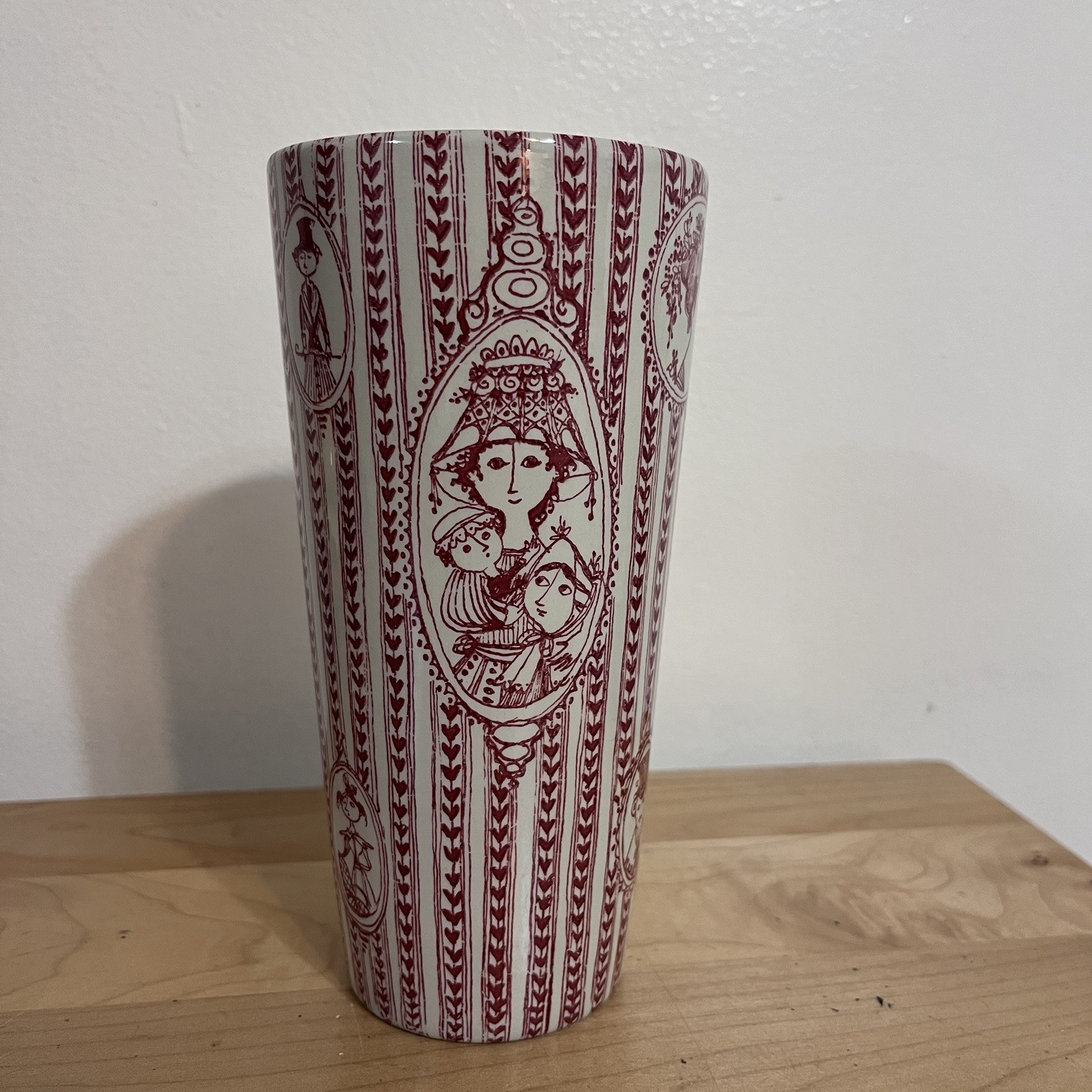 NYMOLLE Denmark Vase Bjorn Wiinblad ARTIST “Portrait Gallery” Red & White  EUC