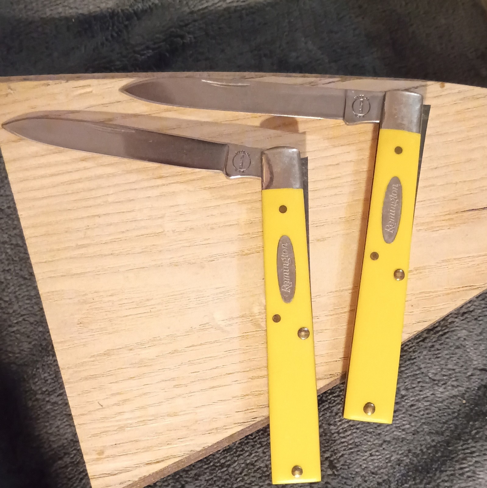 vintage 1930s Remington UMC doctors knife set yellow pair. NO WOBBLE