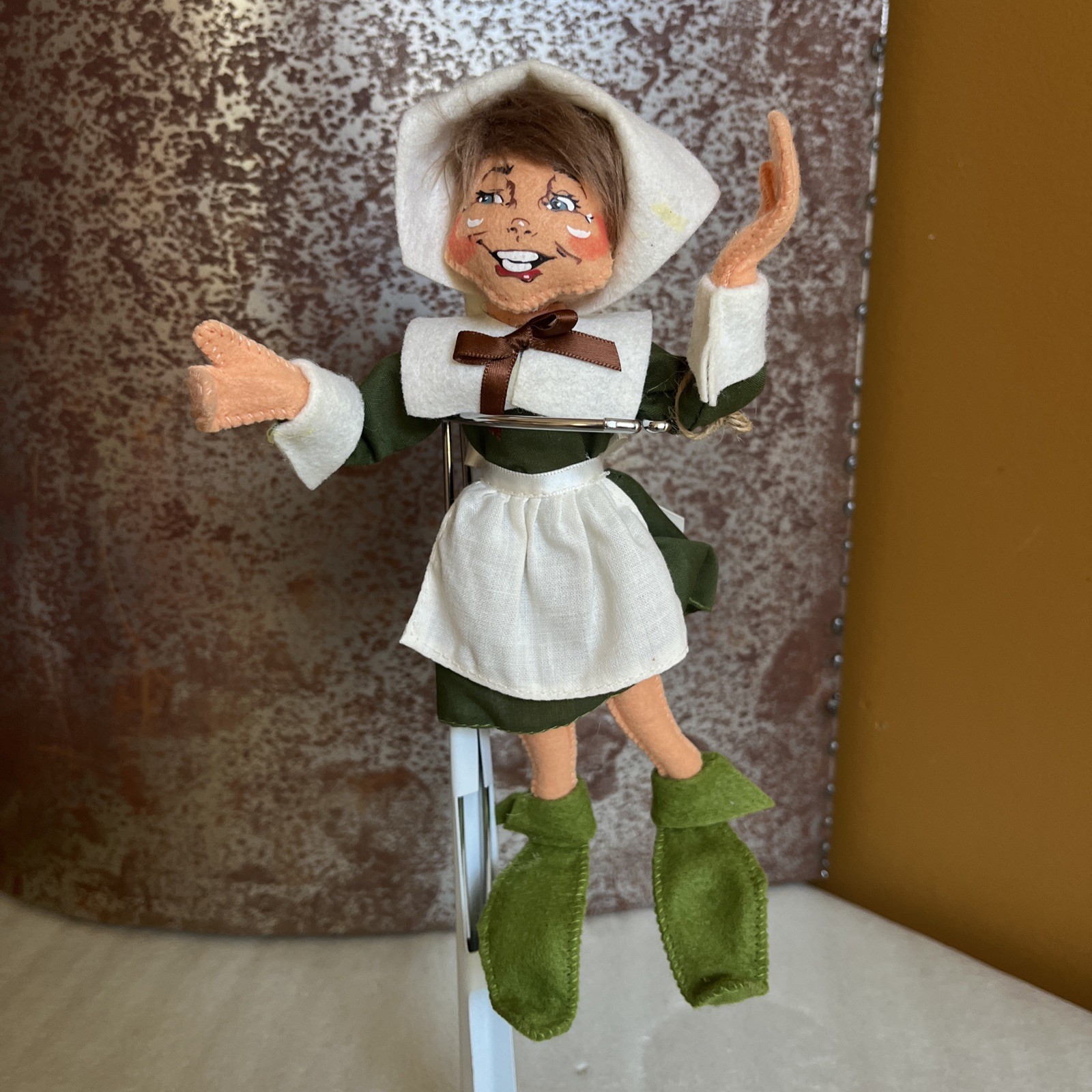 Annalee Pilgrim Woman Thanksgiving figurine 2012 Hand Painted Doll Collectible