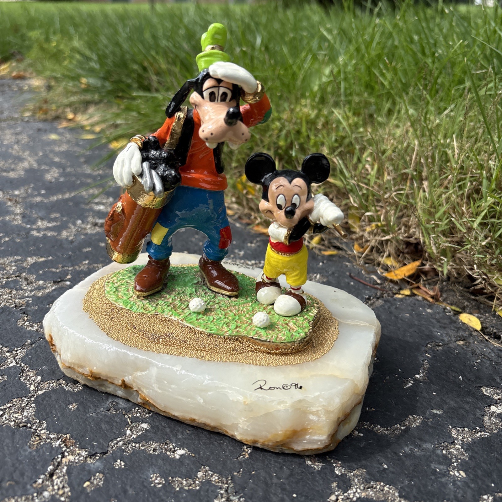 Disney Ron Lee 1998 Mickey & Goofy Golfing On Marble Slab Golf Caddie 579/1200