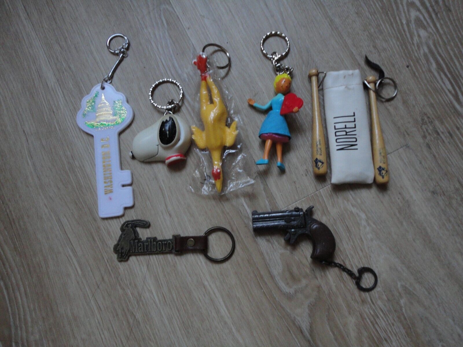 The vintage lot of 7 large keychain