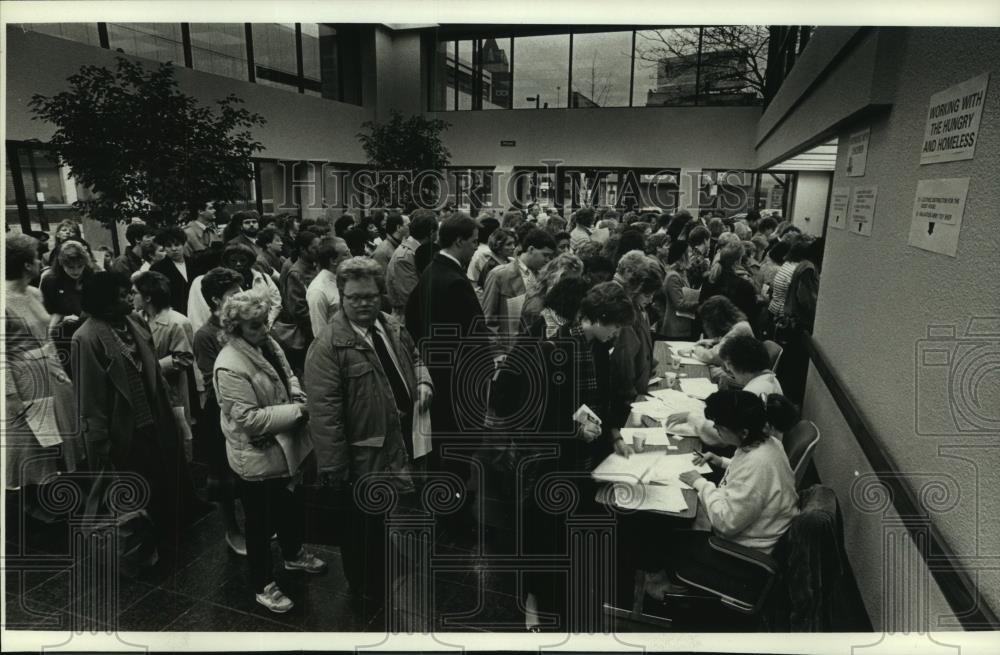1989 Press Photo Employees sign up for \