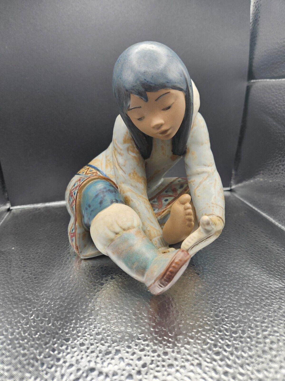 Llardo Figurine Eskimo Girl with Cold Feet 2157 Francisco Catala