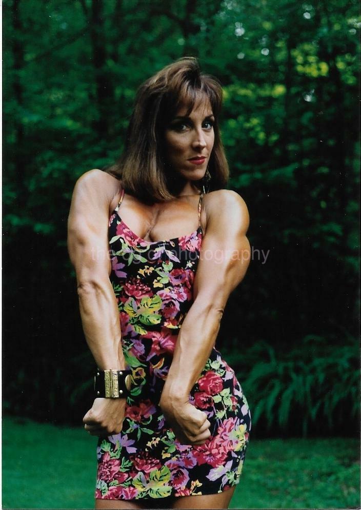 FEMALE BODYBUILDER 80\'s 90\'s FOUND PHOTO Color MUSCLE WOMAN Portrait EN 16 18 K