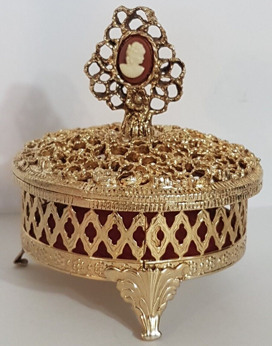 VINTAGE FILIGREE ROUND FOOTED LIDDED JEWELRY TRINKETY BOX CAMEO HANDLE GOLD TONE