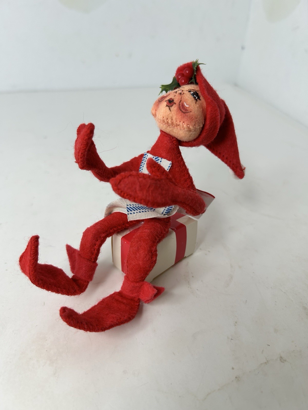 vtg 1992 ANNALEE PIXIE ELF ON Gift Box PRESENT