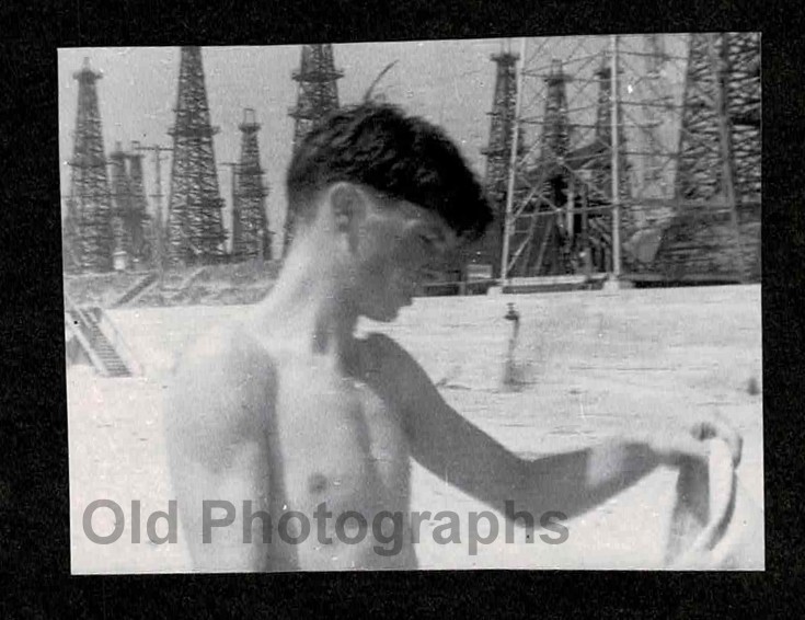 PROFILE HANDSOME SHIRTLESS YOUNG MAN OIL FIELDS DERRICKS  OLD/VINTAGE PHOTO-H978