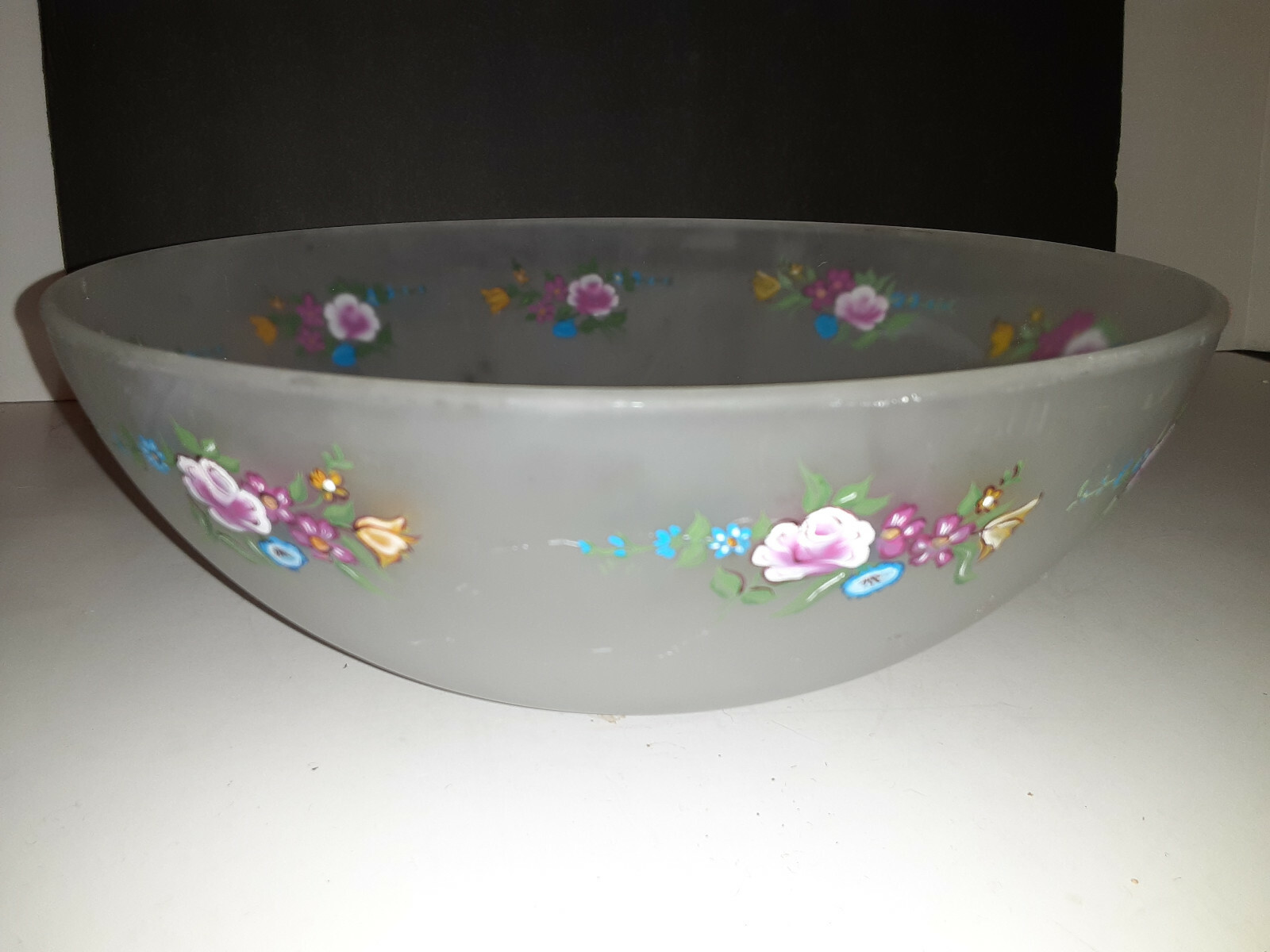 VINTAGE 1997 SATIN GLASS HANDPAINTED ROSES SERVING BOWL 