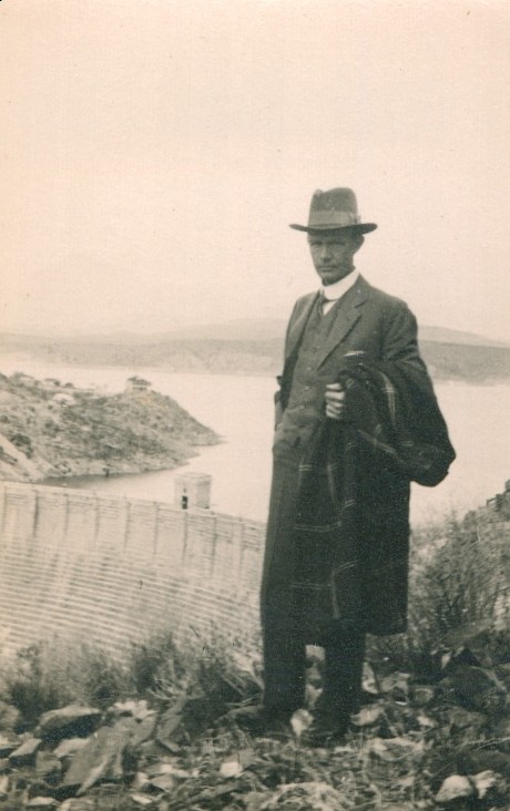 Old Vintage Photo SOLO MAN COAT HAT SUIT OROVILLE DAM CALIFORNIA PHOTOGRAPH