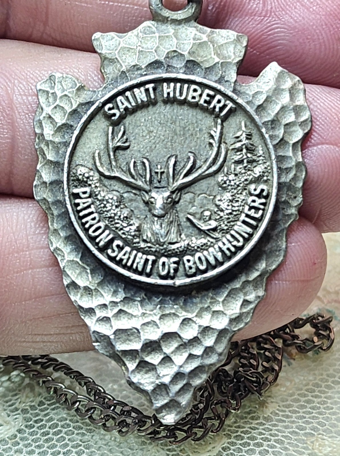 VINTAGE SAINT HUBERT PATRON OF BOWHUNTERS HAMMERED PEWTER ARROWHEAD PENDANT RARE