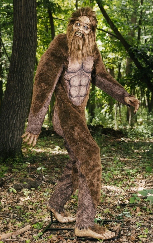 7.7 FT ANIMATED SASQUATCH BIGFOOT HALLOWEEN ANIMATRONIC PROP.