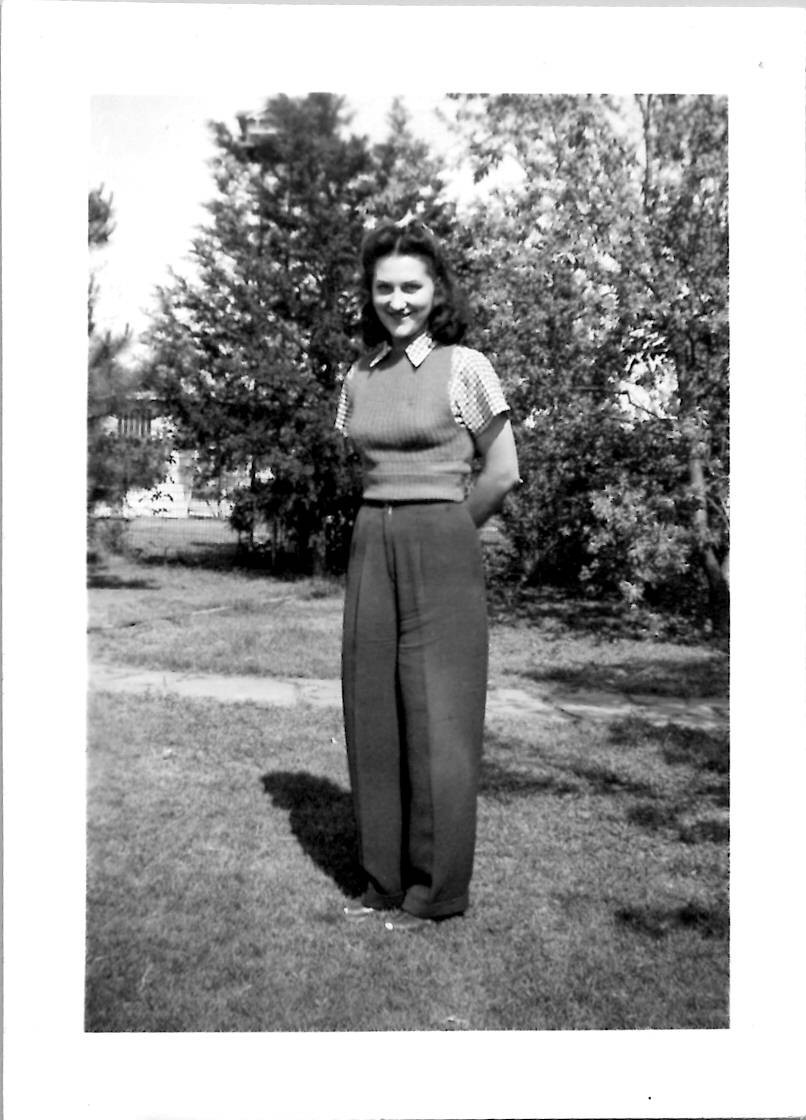 Big Boob Hot Woman Perky Breasts Snapshot Risqué Americana 1940s Vintage Photo