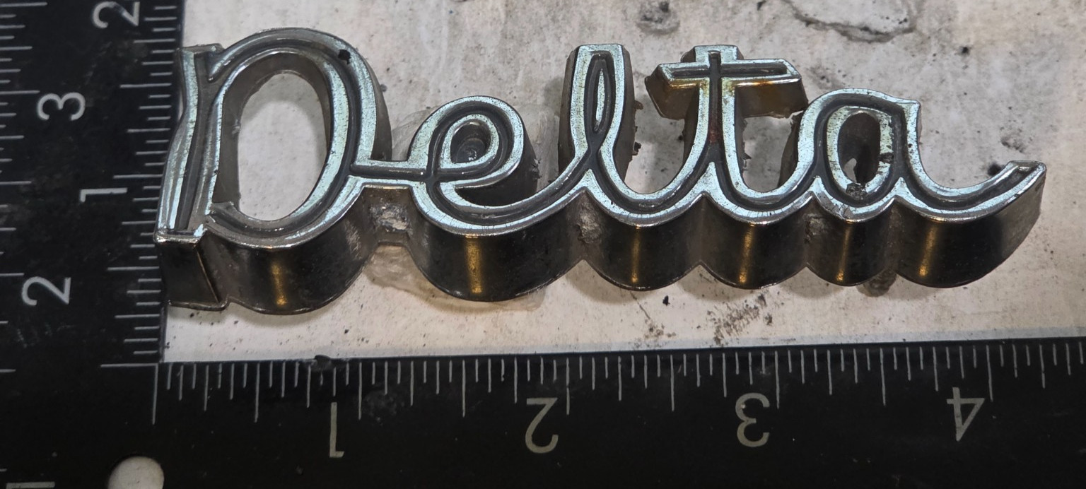 OLDSMOBILE DELTA 88 / 99 CIRCA \'67 FRONT FENDER EMBLEM 399693 {6941}