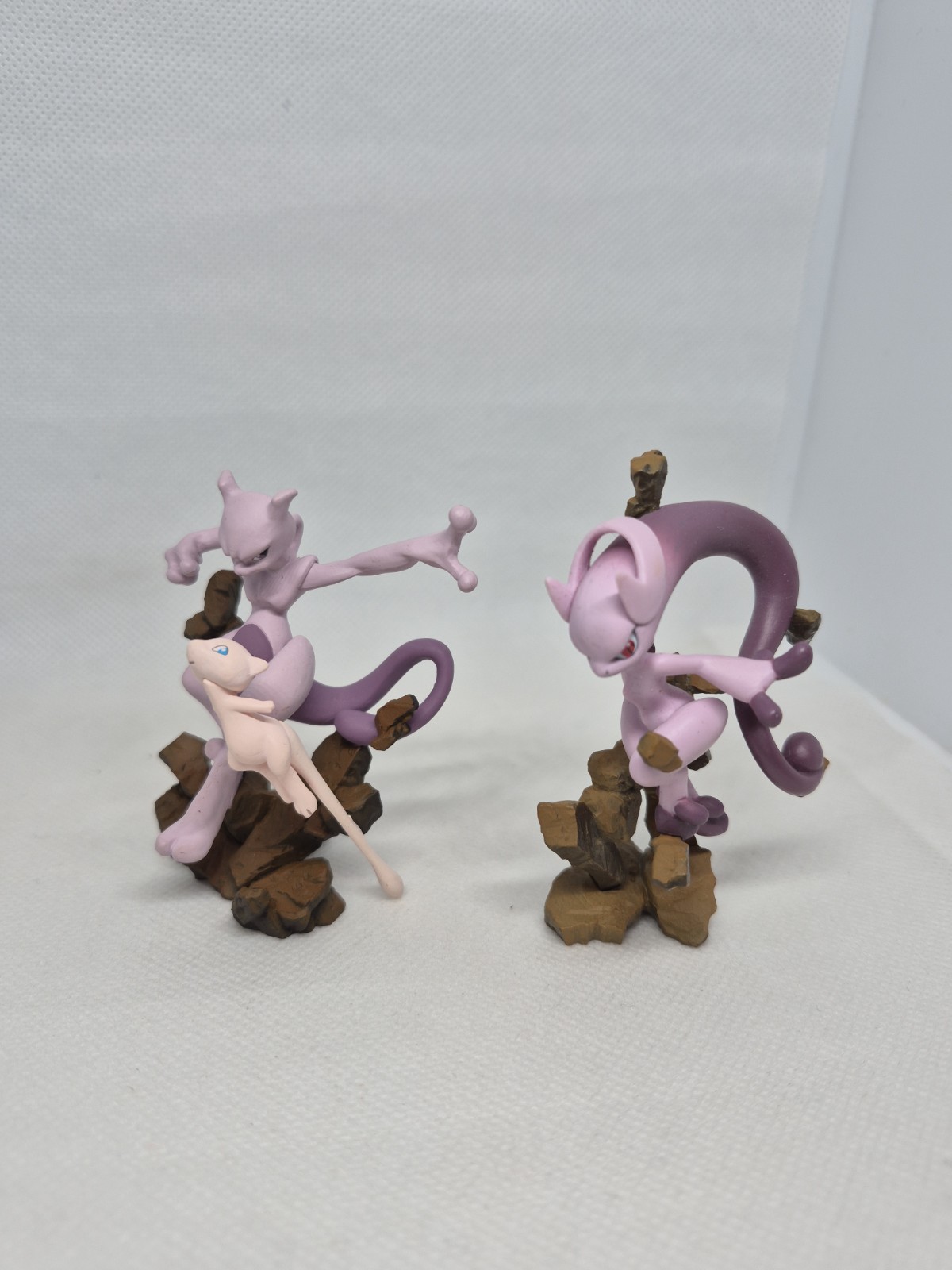 Pokémon Mewtwo & Mew TCG Super Premium Collection & Mega Mewtwo Y Mini Statues Pokémon Mewtwo & Mew TCG Super Premium Collection & Mega Mewtwo Y Mini Statues