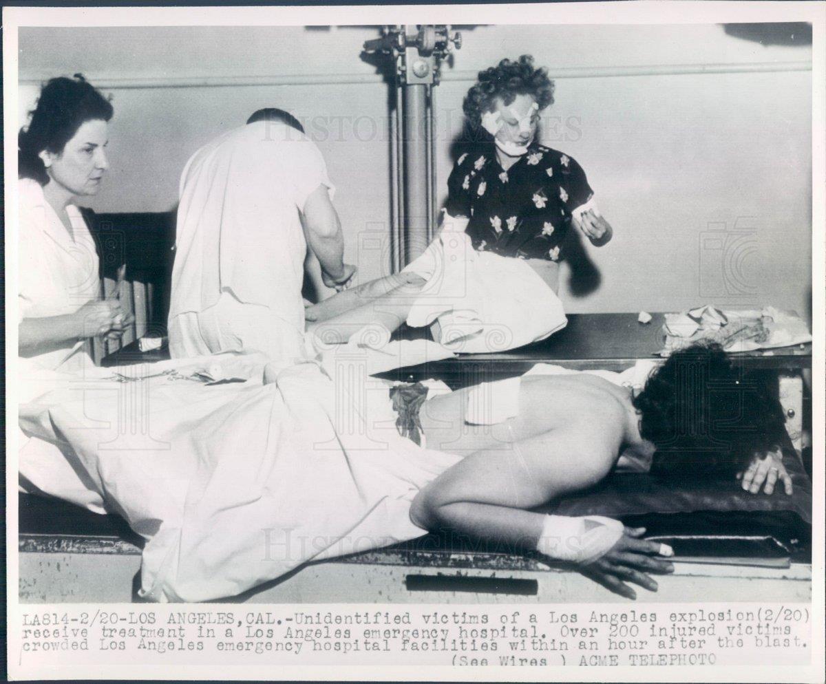 1947 Press Photo Los Angeles CA Victims of Explosion Receive Treatment