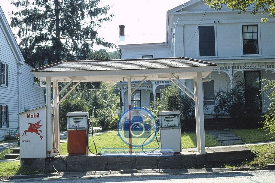 BRADLEY'S MOBIL GAS STATION MAIN STREET FRANKLIN NEW YORK 197 4X6 POSTCARD PHOTO