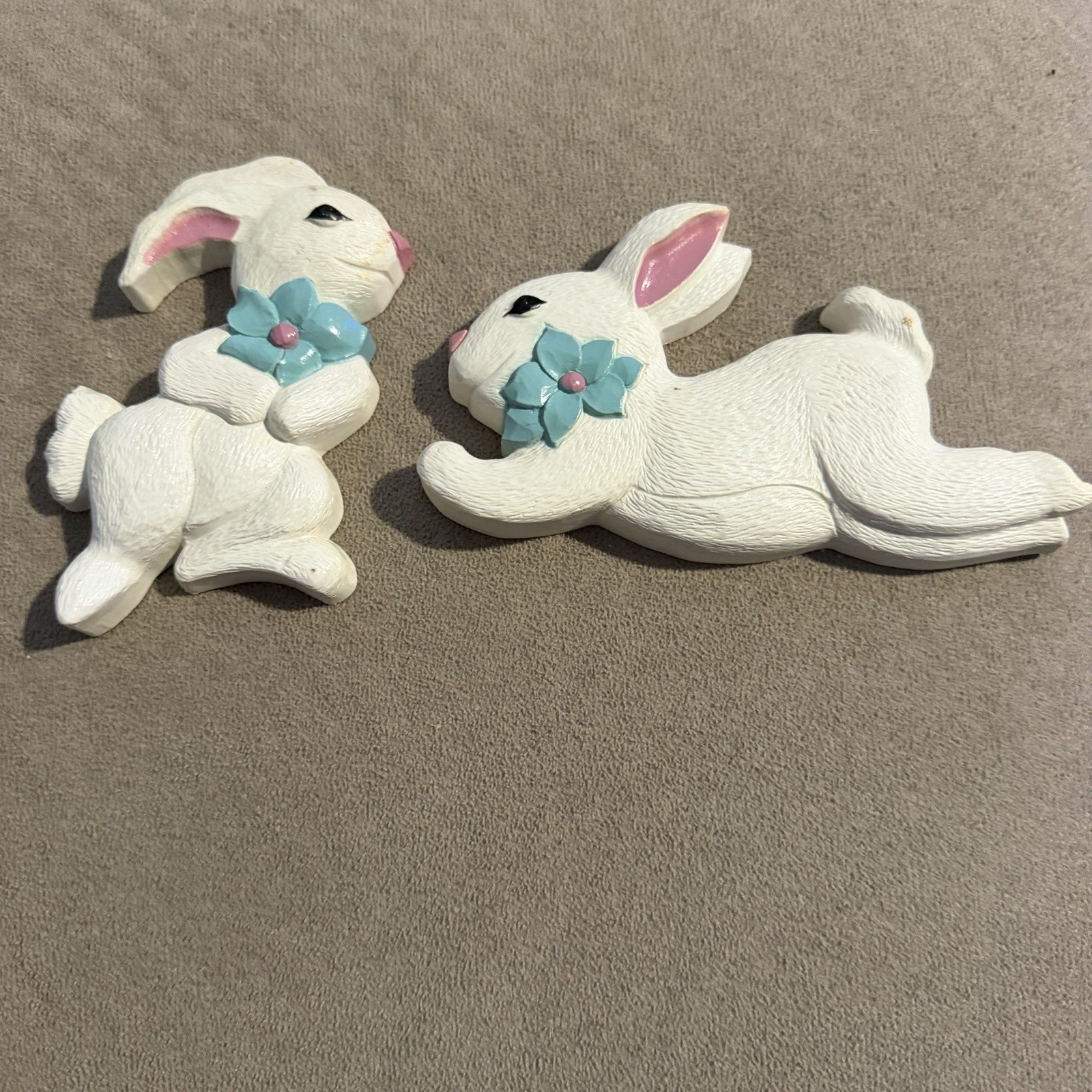 HOMCO 7609 Bunny Rabbit Vintage Flower Plastic Wall plaques Made in USA Set of 2