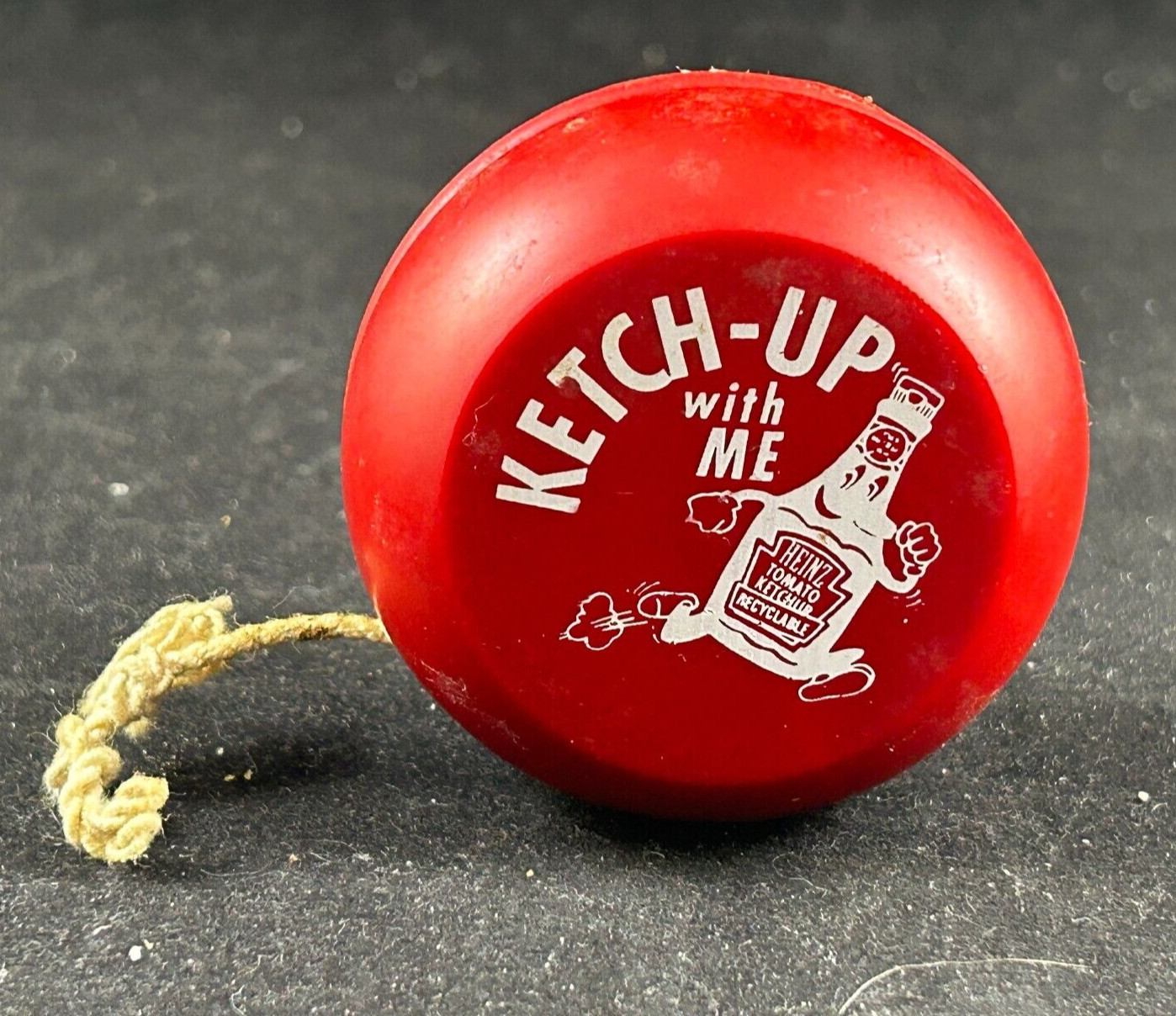 1980s HEINZ TOMATO KETCHUP KETCH-UP WITH ME RUNNING BOTTLE RED WOODEN YOYO YO-YO