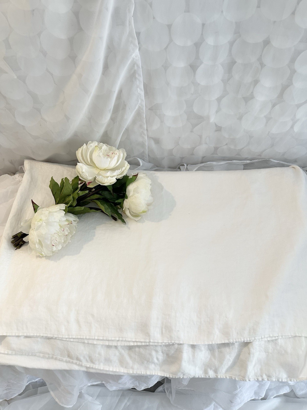 Vtg. WHITE DAMASK Chrysanthemum Flower LINEN TABLECLOTH 67 X 84” Bridal Wedding