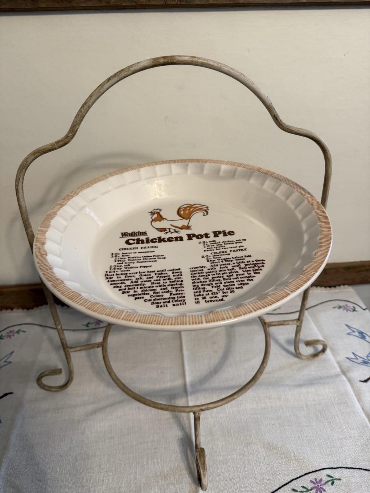 Watkins “Chicken Pot Pie” Recipe Plate Dish USA 1982 Ceramic with Rack