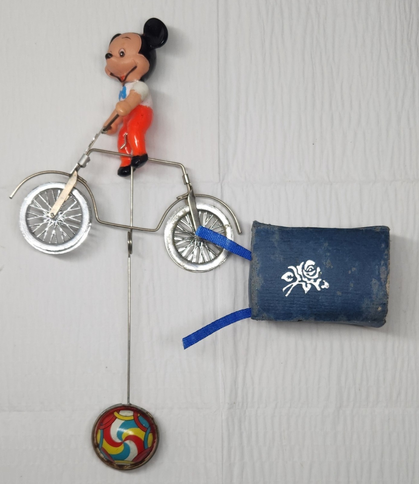 Vintage Mickey Mouse Equilibrista 1960's & Vintage 3D Etched Mickey Mouse.